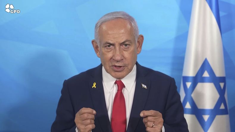 En esta imagen tomada de un video proporcionado por la oficina de prensa del gobierno israelí, el primer ministro, Benjamin Netanyahu, ofrece una declaración el martes 18 de marzo de 2025 en Tel Aviv, Israel. (Oficina de prensa del gobierno israelí via AP)