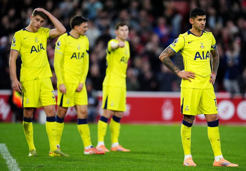 Cristian Romero (en primer plano) de Tottenham durante el partido contra Nottingham Forest, el domingo 14 de diciembre de 2025. (Martin Rickett/PA vía AP)