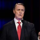 ARCHIVO – El exsenador David Perdue habla en un debate republicano de la elección primaria para la gubernatura, el 1 de mayo de 2022 en Atlanta. (AP Foto/Brynn Anderson, Pool, Archivo)