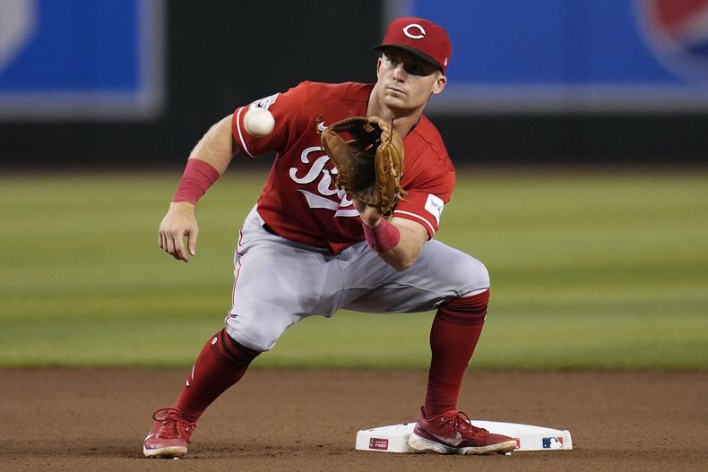 ARCHIVO - Foto del 26 de agosto del 2023, el segunda base de los Rojos de Cincinnati Matt McLain atrapa una bola en la séptima entrada del juego ante los Diamondbacks de Arizona. (AP Foto/Ross D. Franklin, Archivo)
