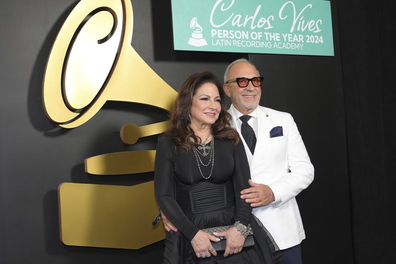 Gloria y Emilio Estefan llegan a la ceremonia en honor a la Persona del Año de la Academia Latina de la Grabación el miércoles 13 de noviembre de 2024, en Miami Beach, Florida. (Foto AP/Lynne Sladky)