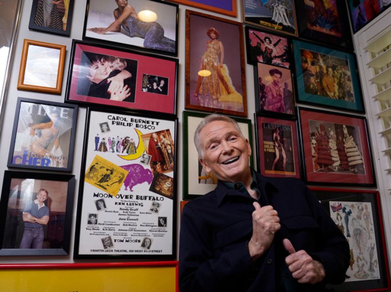 ARCHIVO - El diseñador de vestuario y moda Bob Mackie posa entre objetos de recuerdo de su carrera en su casa de Palm Springs, California, el 20 de octubre de 2021. (Foto AP/Chris Pizzello, archivo)