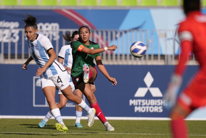 María Sánchez de México, en el centro, remata a gol contra Argentina durante la semifinal del fútbol femenino en los Juegos Panamericanos en Valparaíso, Chile, el martes 31 de octubre de 2023. (AP Foto/Silvia Izquierdo)