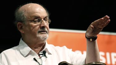 Atacan a Salman Rushdie durante conferencia en NY