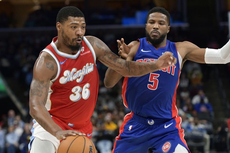 Marcus Smart (36), de los Grizzlies de Memphis, controla avanza con el balón y se abre paso ante Malik Beasley (5), de los Pistons de Detroit, en la primera mitad del juego de baloncesto de la NBA, el miércoles 27 de noviembre de 2024, en Memphis, Tennessee. (AP Foto/Brandon Dill)