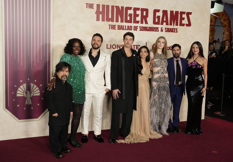 De izquierda a derehca el elenco de The Hunger Games: The Ballad of Songbirds & Snakes, Peter Dinklage, Viola Davis, Josh Andres Rivera, Tom Blyth, Rachel Zegler, Hunter Schafer y Jason Schwartzman acompañados por la cantante Olivia Rodrigo posan en el estreno en Los Ángeles de la película el lunes 13 de noviembre de 2023, en el Teatro Chino TCL. (Foto AP/Chris Pizzello)