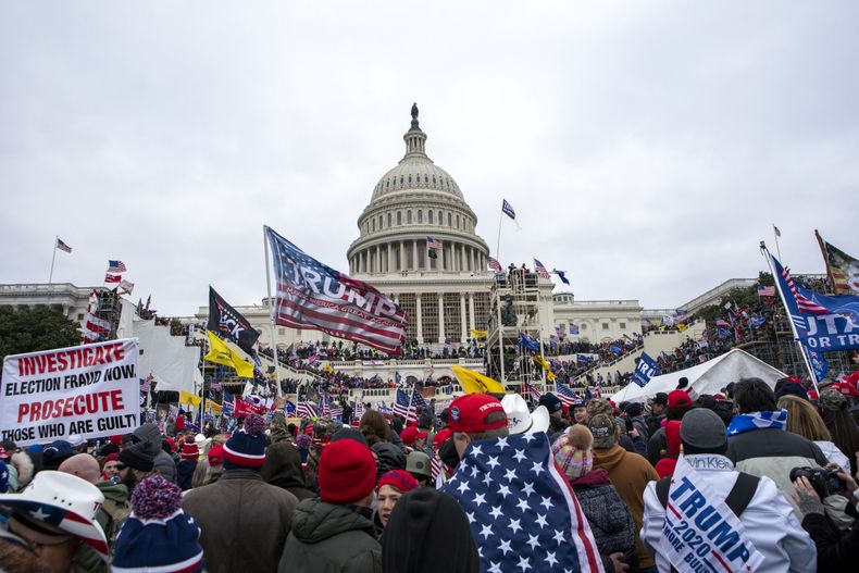 ARCHIVO - Partidarios del presidente Donald Trump protestan en el Capitolio de Estados Unidos, en Washington, el 6 de enero de 2021. (AP Foto/Jose Luis Magana, Archivo)