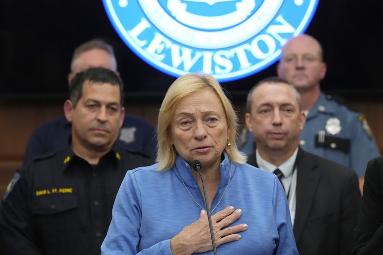 La gobernadora Janet Mills habla en una conferencia de prensa luego de que el autor de un asesinato masivo fue hallado muerto, el viernes 27 de octubre de 2023, en Lewiston, Maine. (AP Foto/Matt Rourke)