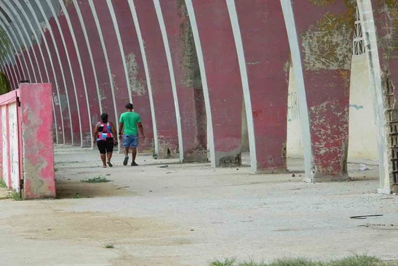 Esta es la historia de cómo un estadio deportivo se recicla en plaza para copular, en techo de mendigos y escenario de crímenes