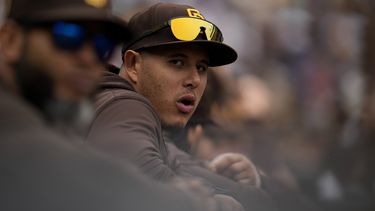 Manny Machado, de los Padres de San Diego, observa desde la caseta durante la séptima entrada del juego de béisbol en contra de los Reales de Kansas City, el miércoles 17 de mayo de 2023, en San Diego. (AP Foto/Gregory Bull)
