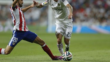 americateve | El argentino Angel Di Mar&iacute;a, derecha, disputa la pelota con Juan Fran, del Atl&eacute;tico Madrid, durante la Supercopa Espa&ntilde;ola en Madrid el 19 de agosto del 2014. El 24 de agosto se inform&oacute; que Di Mar&iacute;a se va del Real Madrid.
