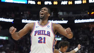 Joel Embiid, de los 76ers de Filadelfia, festeja durante el partido del jueves 4 de abril de 2024, ante el Heat de Miami (AP Foto/Marta Lavandier)