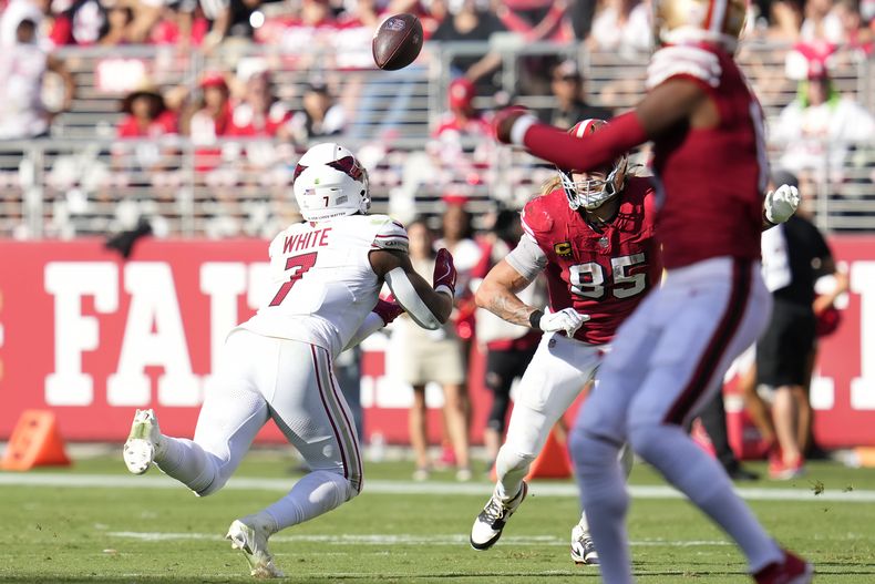 Kyzir White (7), linebacker de los Cardinals de Arizona, intercepta un pase ante la mirada del tight end George Kittle (85), de los 49ers de San Francisco, durante la segunda mitad del juego de la NFL en Santa Clara, California, el domingo 6 de octubre de 2024. (AP Foto/Godofredo A. Vásquez)