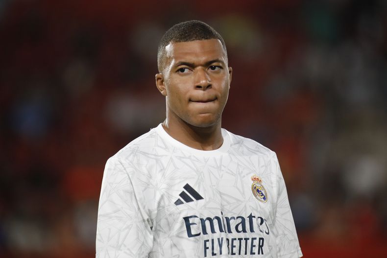 ARCHIVO - Kylian Mbappé, del Real Madrid, observa antes del inicio de un partido de la Liga española entre Mallorca y Real Madrid en el estadio Son Moix en Palma de Mallorca, España, el domingo 18 de agosto de 2024. (AP Foto/Francisco Ubilla)