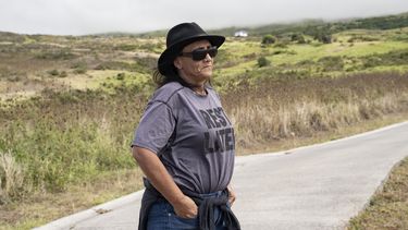 Desiree Graham, una habitante de Hawai, es entrevistada en Kahikinui, Hawai, el 7 de julio del 2024. (Foto AP/Mengshin Lin)