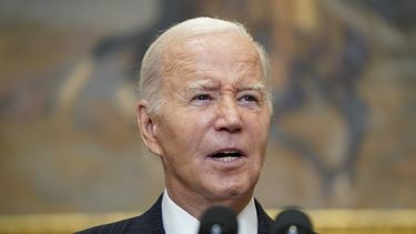 El presidente Joe Biden habla sobre el informe de empleo de septiembre, en la Sala Roosevelt de la Casa Blanca, el viernes 6 de octubre de 2023, en Washington. Biden afirma que podría reunirse con el presidente chino, Xi Jinping, al margen de la cumbre de la APEC que se celebrará el próximo mes en San Francisco. Biden dijo a los periodistas en la Casa Blanca el viernes que aún no se ha fijado una reunión pero es una posibilidad. (AP Foto/Evan Vucci)