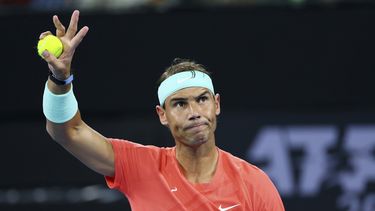 ARCHIVO - Foto del 2 de enero del 2024, Rafael Nadal saluda a la afición tras el duelo ante Dominic Thiem en Brisbane. El jueves 4 de abril del 2024, Nadal se da de baja de Montecarlo. (AP Foto/Tertius Pickard, Archivo)