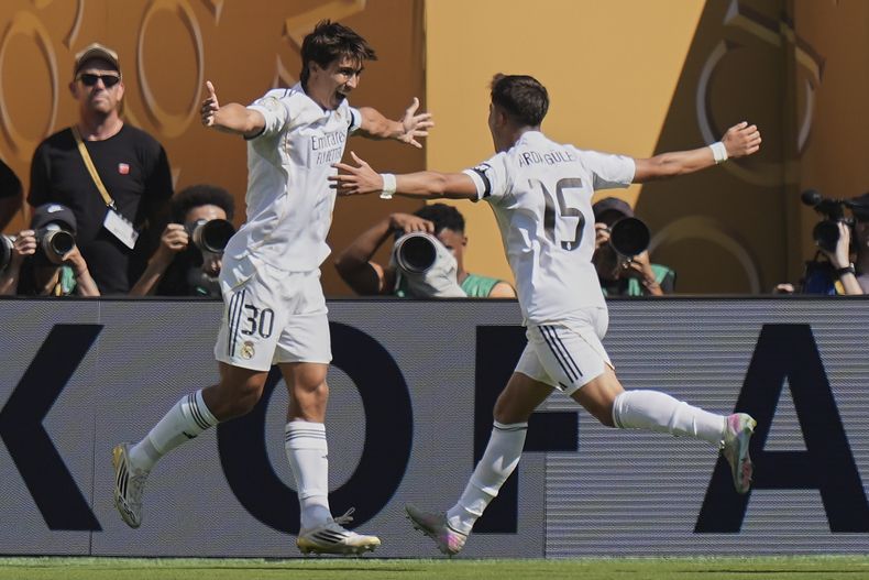Gonzalo García (izquierda) y Arda Guler celebran tras el gol de García para el Real Madrid ante Borussia Dortmund en los cuartos de final del Mundial de Clubes, el sábado 5 de julio de 2025, en East Rutherford, Nueva Jersey. (AP Foto/Frank Franklin II)