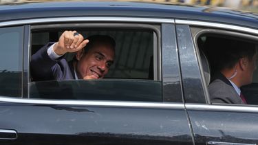 El presidente interino de Perú, José Jerí, saluda a la prensa a su llegada al palacio de gobierno en Lima, Perú, el viernes 10 de octubre de 2025. (AP Foto/Guadalupe Pardo)