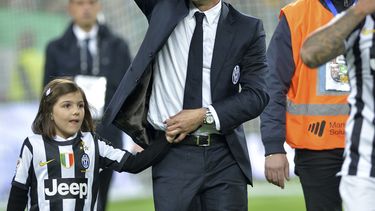 americateve | En fotogarf&iacute;a del 6 de mayo de 2014 el t&eacute;cnico del Juventus, Antonio Conte, y su hija, celebran la obtenci&oacute;n del t&iacute;tulo de la liga italiana en Tur&iacute;n. EL martes 15 de julio de 2014 el Juventus anunci&oacute; en su cibersi