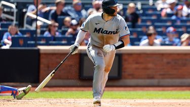 Joe Mack de los Marlins de Miami suelta su bate tras conectar un jonrón contra los Mets de Nueva York durante la quinta entrada de un partido de béisbol, el domingo 2 de agosto de 2026, en Nueva York. (Foto AP/Noah K. Murray)