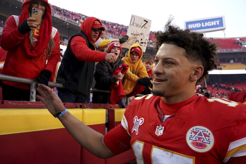 El quarterback de los Chiefs de Kansas City Patrick Mahomes tras el partido contra los Texans de Houston, el sábado 21 de diciembre de 2024, en Kansas City, Missouri. (AP Foto/Ed Zurga)