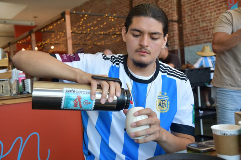 Sebastián Cufre, de Albuquerque, Nuevo México, sirve agua caliente en su taza de mate en Café Corazón, el lunes 15 de junio de 2026, en Kansas City. (AP Foto/Kristin M. Hall)
