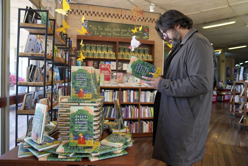 Un cliente lee un ejemplar de En agosto nos vemos, la novela póstuma del autor colombiano y Premio Nobel de Literatura Gabriel García Márquez en la librería del Centro Cultural Gabriel García Márquez en Bogotá, Colombia, el miércoles 6 de marzo de 2024. (Foto AP/Fernando Vergara)