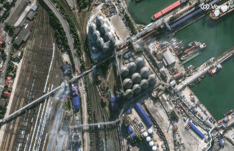 Esta imagen, distribuida por Vantor muestra humo en una vista general de una infraestructura portuaria en Novorossiysk, Rusia, el 12 de agosto de 2026. (Imagen satelital©2026 Vantor vía AP)