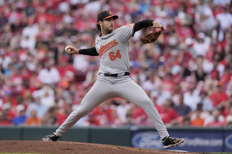 El abridor de los Orioles de Baltimore Dean Kremer lanza en la primera entrada del juego ante los Rojos de Cincinnati el domingo 5 de mayo del 2024. (AP Foto/Carolyn Kaster)