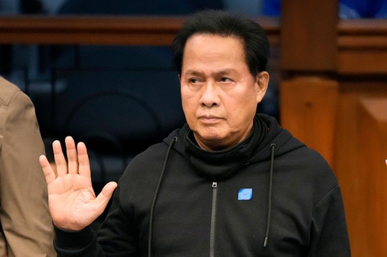 ARCHIVO - Apollo Quiboloy presta juramento durante una sesión en el Senado filipino, el 23 de octubre de 2024, en Manila, Filipinas. (AP Foto/Aaron Favila, archivo)