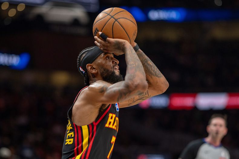 Nickeil Alexander-Walker, de los Hawks de Atlanta, intenta un triple en el duelo del sábado 28 de marzo de 2026 ante los Kings de Sacramento (AP Foto/Erik Rank)