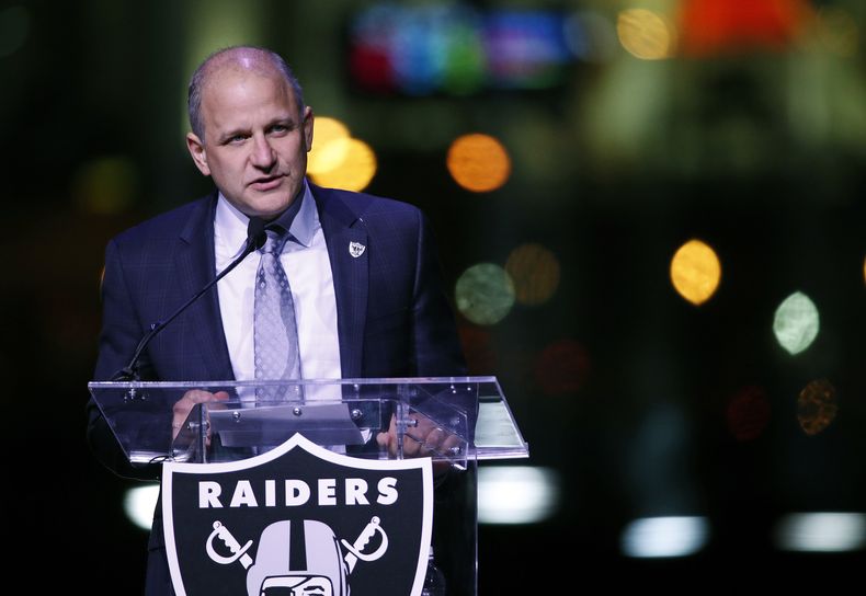 ARCHIVO - Foto del 13 de noviembre del 2017, el presidente de os Raiders de Oakland Marc Badain en la ceremonia para dar inicio a la construcción del estadio en Las Vegas. (AP Foto/John Locher, Archivo)