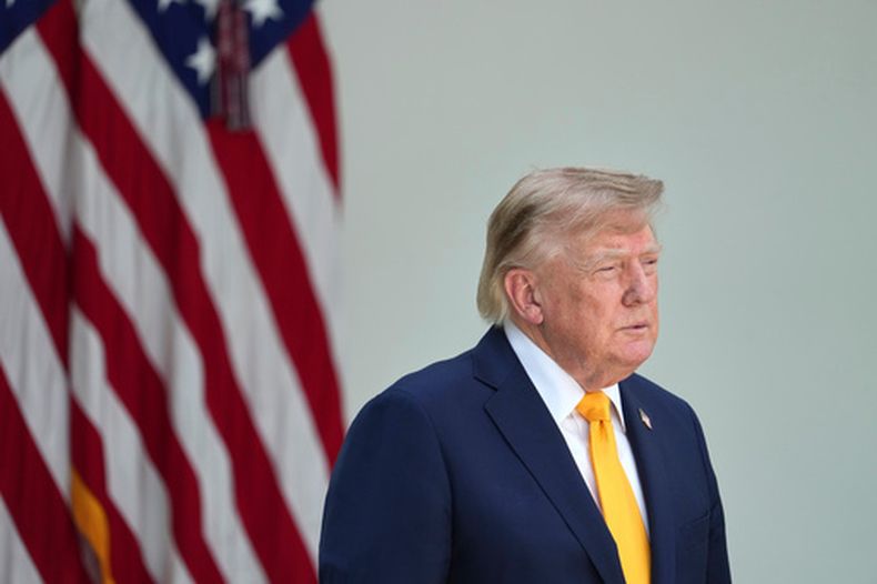 El presidente Donald Trump escucha durante un evento de regreso a clases en la Rosaleda de la Casa Blanca, el lunes 24 de agosto de 2026, en Washington. (AP Foto/Alex Brandon)
