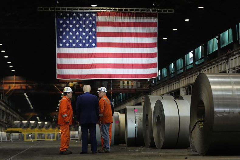 El presidente estadounidense Donald Trump habla con trabajadores en la fábrica Mon Valley Works-Irvin de U.S. Steel Corporation en West Mifflin, Pensilvania, el 30 de mayo del 2025. (AP foto/Julia Demaree Nikhinson)