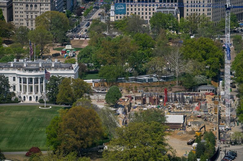 Las obras de construcción del salón de bailes de la Casa Blanca en Washington, el 9 de abril del 2026. (AP foto/Rod Lamkey, Jr.)