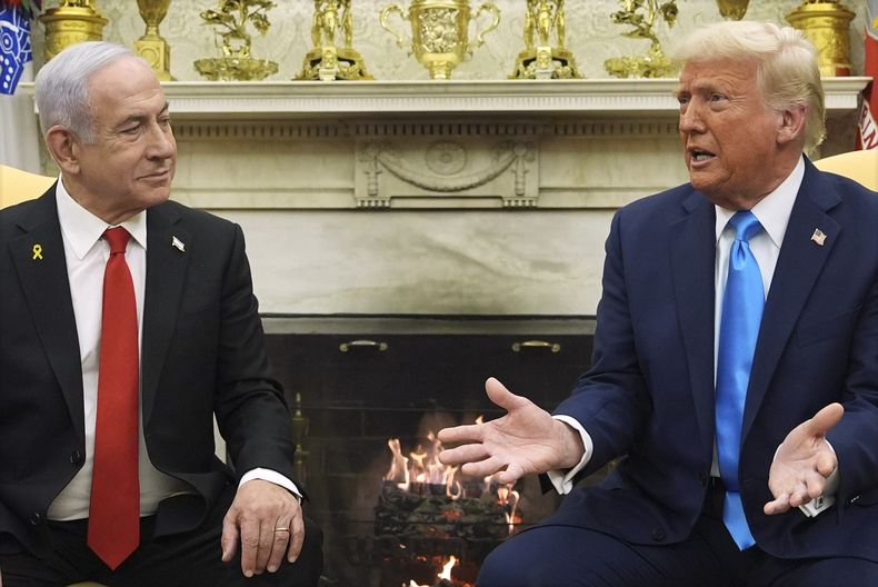 El presidente Donald Trump se reúne con el primer ministro de Israel, Benjamin Netanyahu, en el Despacho Oval de la Casa Blanca, el martes 4 de febrero de 2025, en Washington. (AP foto/Evan Vucci)