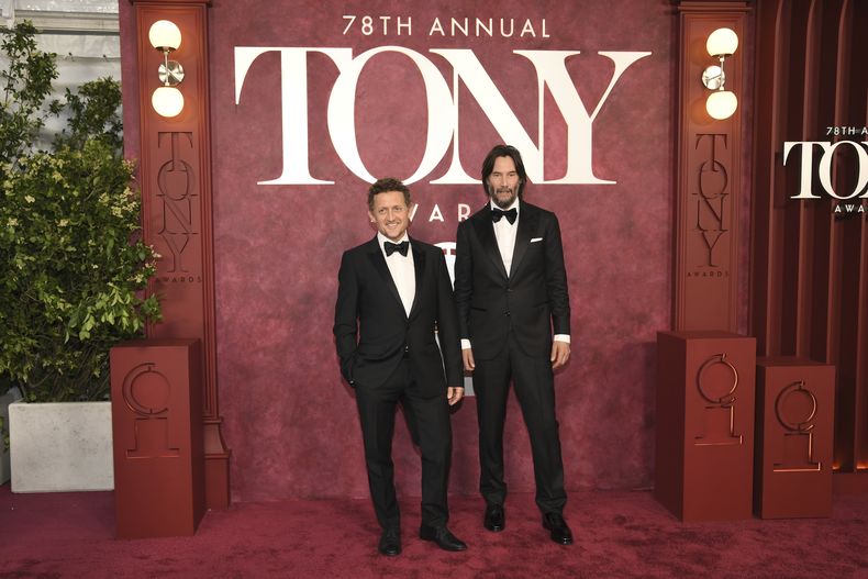 Alex Winter, a la izquierda, y Keanu Reeves llegan a la 78.ª edición de los Premios Tony el domingo 8 de junio de 2025, en el Radio City Music Hall de Nueva York. (Foto Evan Agostini/Invision/AP)