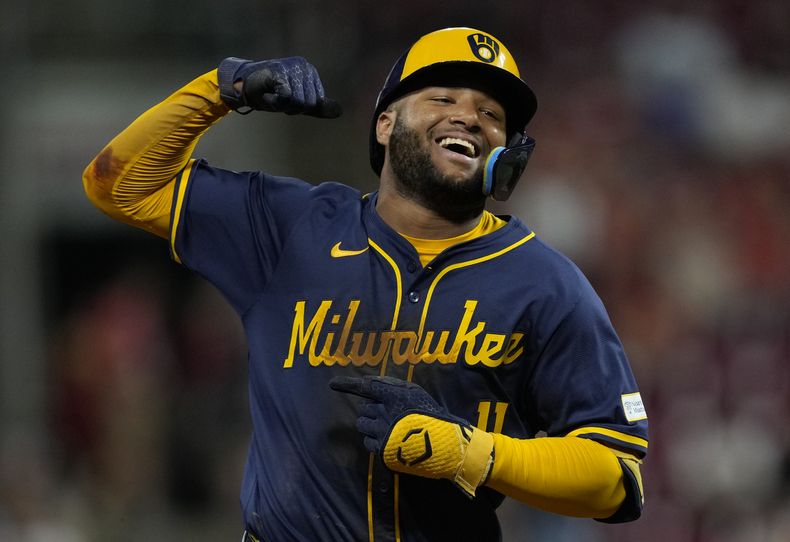 El jardinero izquierdo venezolano de los Cerveceros de Milwaukee, Jackson Chourio celebra mientras recorre las bases tras conectar un cuadrangular durante el noveno episodio del juego de béisbol ante los Rojos de Cincinnati, el sábado 31 de agosto de 2024, en Cincinnati. (AP Foto/Carolyn Kaster)