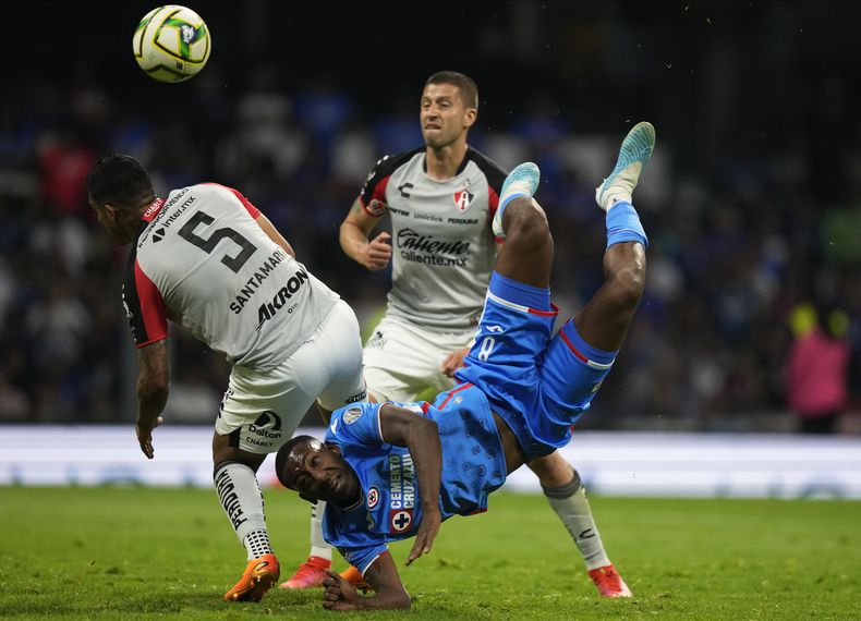 Santamaria Anderson (5) y su compañero del Atlas Hugo Nervo disputan un balón con Gonzalo Carneiro, de Cruz Azul, el sábado 6 de mayo de 2023, en un encuentro de repechaje de la Liga MX (AP foto/Fernando Llano)