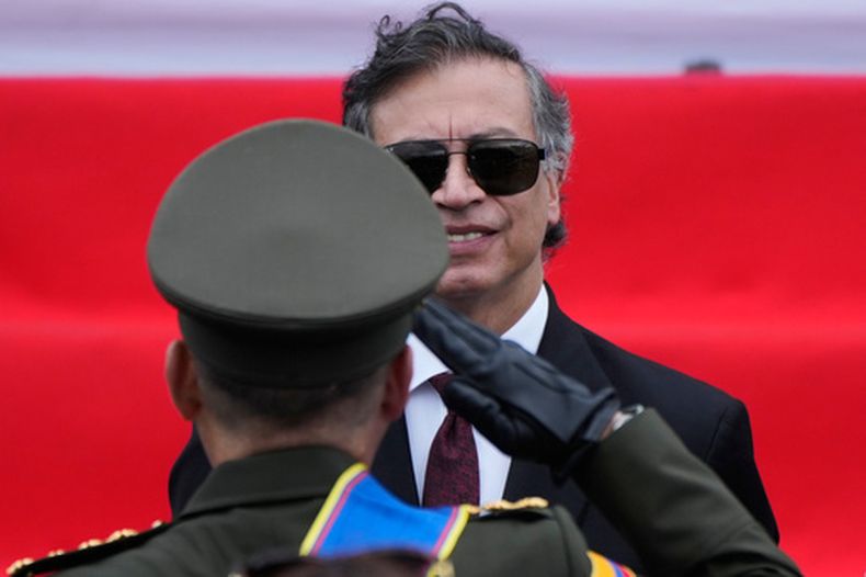 El presidente Gustavo Petro asiste a un desfile militar con motivo del Día de la Independencia en Bogotá, Colombia, el lunes 20 de julio de 2026. (Foto AP/Fernando Vergara)