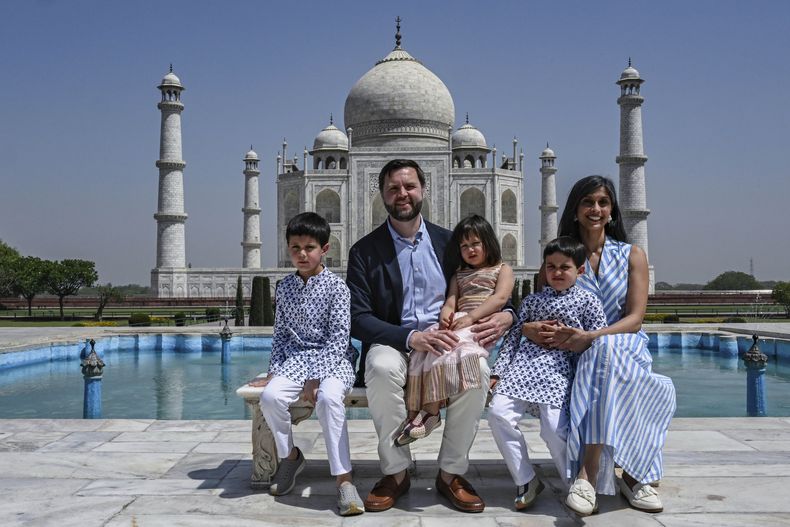 El vicepresidente de Estados Unidos, JD Vance, y su familia, incluida su esposa Usha Vance, visitan el Taj Mahal, el miércoles 23 de abril de 2025, en Agra, India. (Kenny Holston /The New York Times vía AP, Pool)