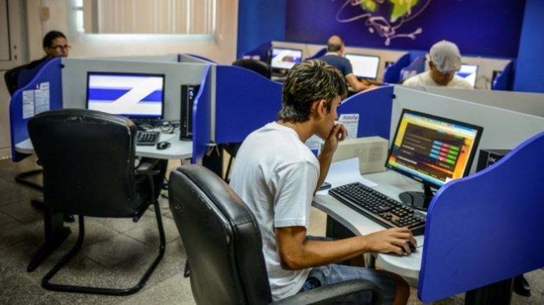 Según la UIT, solo el 3,4% de los hogares cubanos cuenta con acceso a internet, un dato menor que el registrado en 2012.
