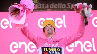 El esloveno Primoz Roglic porta el maillot rosa de líder general durante la celebración en el podio al final de la 20ma etapa del Giro de Italia entre Tarvisio y Monte Lussari el sábado 27 de mayo del 2023. (Fabio Ferrari/LaPresse via AP)