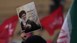 Un partidario de Hezbollah sostiene un retrato del fallecido líder supremo iraní, el ayatolá Alí Jamenei, en una marcha en un suburbio sureño de Beirut, Líbano, el domingo 1 de marzo de 2026. El texto en árabe en el retrato dice Martirio del líder de la revolución islámica en Irán, ayatolá Alí Jamenei. (AP Foto/Hassan Ammar)