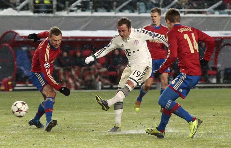 El jugador de Bayern Munich, Mario Goetze, centro, anota un gol contra CSKA de Mosc&uacute; en la Liga de Campeones el mi&eacute;rcoles, 27 de noviembre de 2013, en Mosc&uacute;. (AP Photo/Ivan Sekretarev)