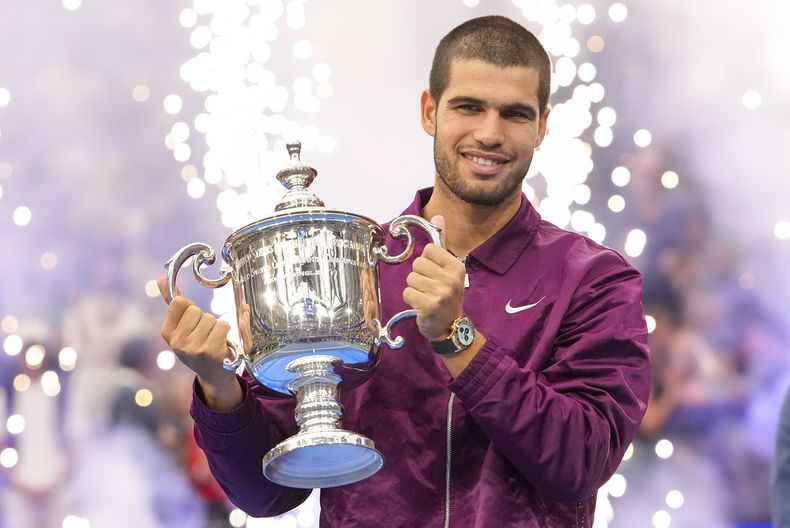 Carlos Alcaraz alza el trofeo de campeón del Abierto de Estados Unidos tras vencer a Jannik Sinner en la final masculina del Abierto de Estados Unidos, el domingo 7 de septiembre de 2025, en Nueva York. (AP Foto/Kirsty Wigglesworth)