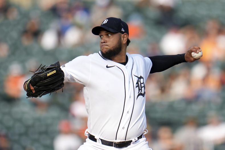 El venezolano Eduardo Rodríguez de los Tigres de Detroit lanza ante los Mellizos de Minnesota en la primera entrada del juego en Detroit. Martes 8 de agosto de 2023. (AP Foto/Paul Sancya)