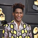 ARCHIVO - Jon Batiste llega a la 64a entrega anual del Grammy en la Arena MGM Grand Garden el 3 de abril de 2022, en Las Vegas. Batiste realizará su primera gira en solitario por Norteamérica en 2024 para presentar su álbum World Music Radio. Uneasy Tour: Purifying the Airwaves for the People comenzará el 16 de febrero. (Foto Jordan Strauss/Invision/AP, archivo)