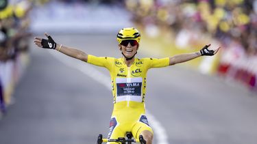 La campeona Pauline Ferrand-Prevot (Visma - Lease a Bike) gana la 9na etapa del Tour de Francia, el domingo 3 de agosto de 2025. (Jean-Christophe Bott/Keystone vía AP)